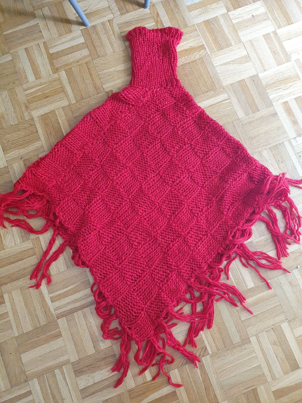 Pullover & Sweatshirts: roter Strickponcho – Gebraucht aus St. Gallen von 1811123