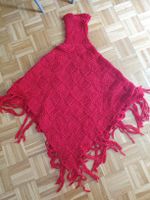 roter Strickponcho