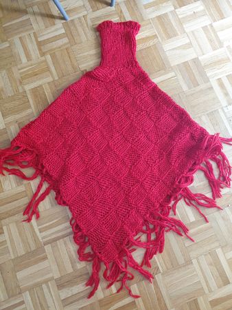 roter Strickponcho