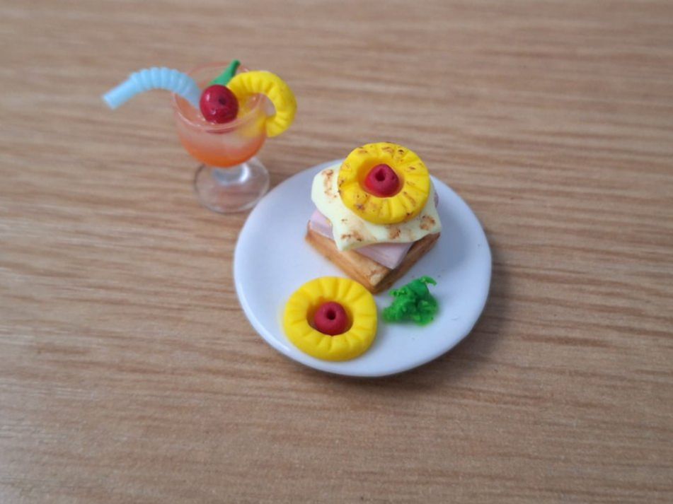 Case e mobili per bambole: Toast Hawaii mit Drink, Handgemacht – Nuovo (secondo la descrizione) da Zürich venduto da HandmadeTinyFood 3