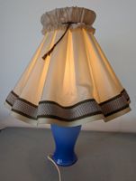 Vintage Tischlampe mit blauem Glasfuss und grossem Schirm