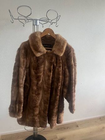 Pelzmäntel verschiedene Modelle, Grösse 4042 / Echte