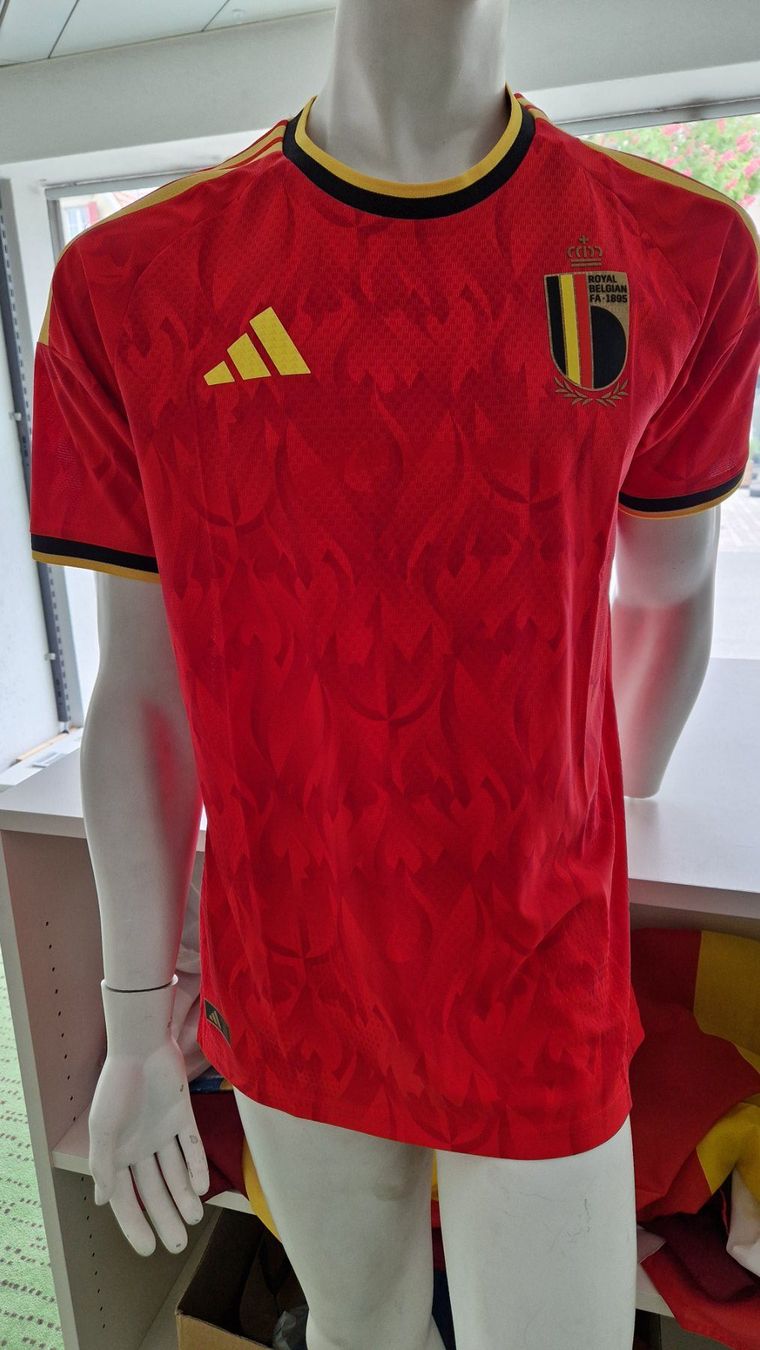 Adidas Canottiere & Pantaloni: Trikot Authentik Belgien home WM26 – Nuovo (secondo la descrizione) da Lyss venduto da HeinigerSport-Lyss