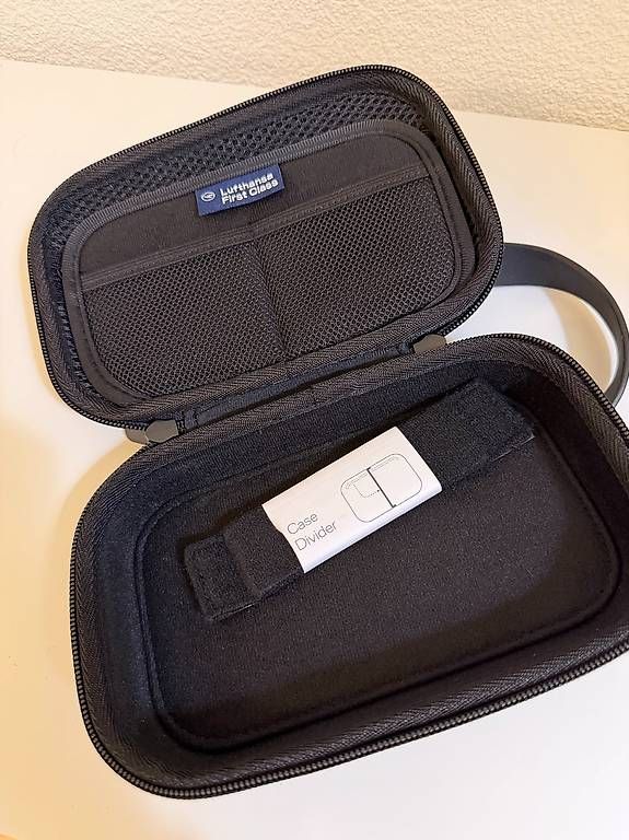 Custodie per cosmetici: Lufthansa First Class Amenity Kit Porsche Design - NEU -  – Usato da Cham venduto da trainerbedarf 1