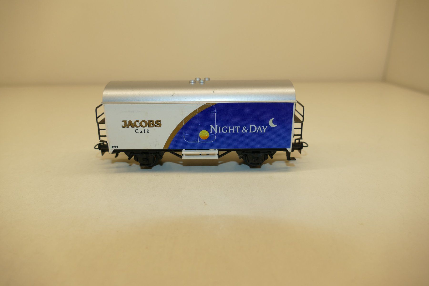 Märklin Modellini di ferrovie: Märklin H0: Jacobs Cafe Güterwagen Night&Day – Usato da Niederhasli venduto da rail-duerst 2