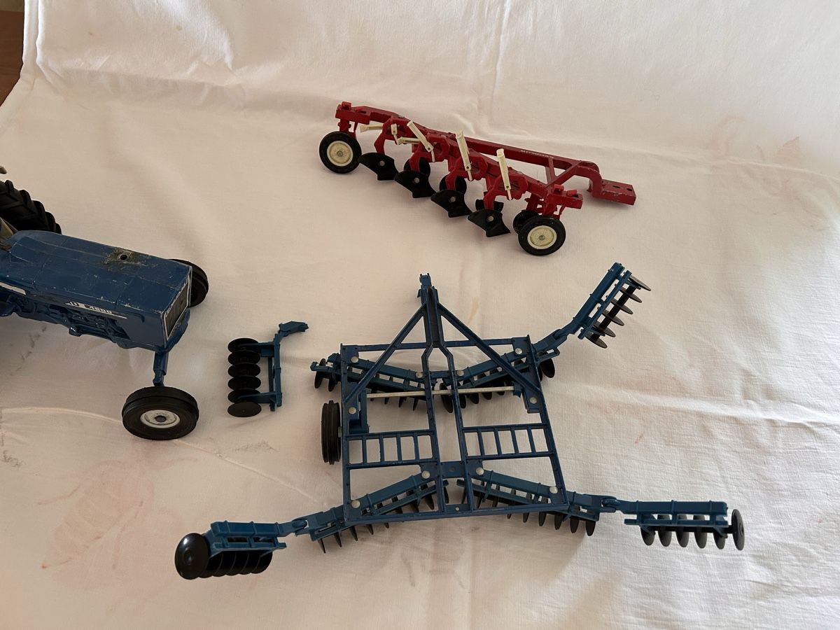 Jouets: Traktor mit Anbaugeräten  – D'occasion à Olten par Astikon 2