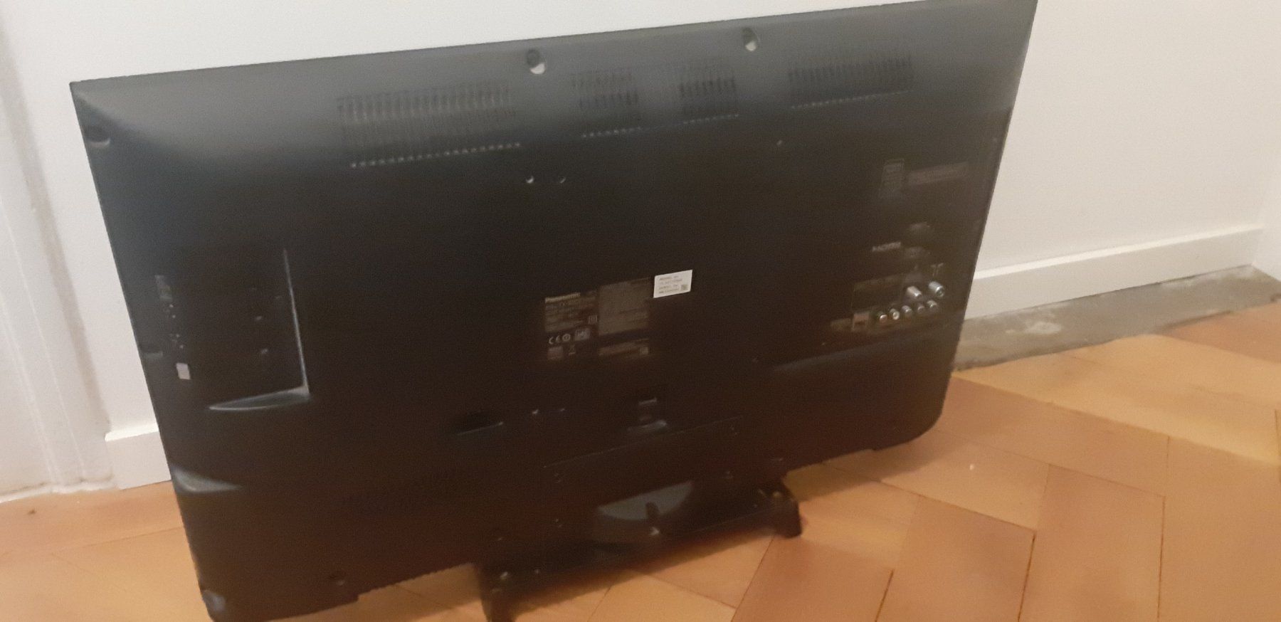 Panasonic Fernseher: Panasonic TX-32CST606 LCD TV – Neu (gemäss Beschreibung) aus Zürich von Venecia25 5