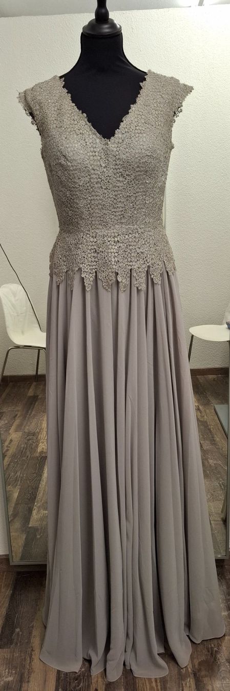 Vestiti: grau kleid – Nuovo (secondo la descrizione) da Uster venduto da VMT.