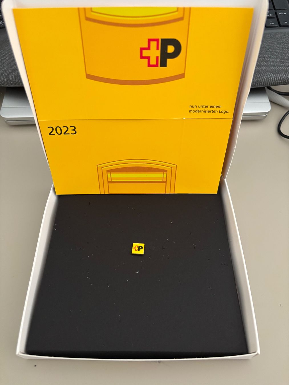 Placchette & Badge: Post Pin 2023 neuem Logo – Nuovo e nell'imballaggio originale da Hinwil venduto da nanki.s