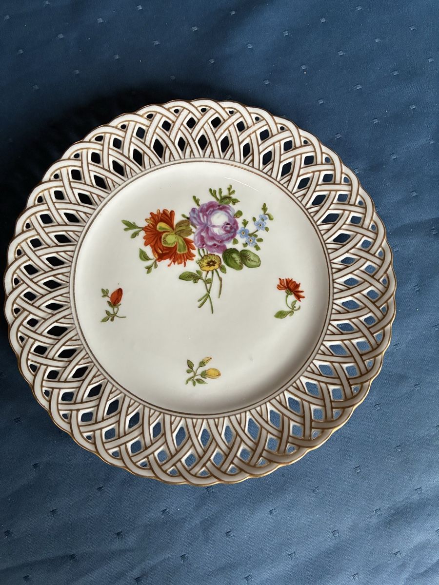 Assiettes: 4 Teller mit durchbrochenem Rand, Blumenmalerei – D'occasion à Dornach par Rosengarten 2