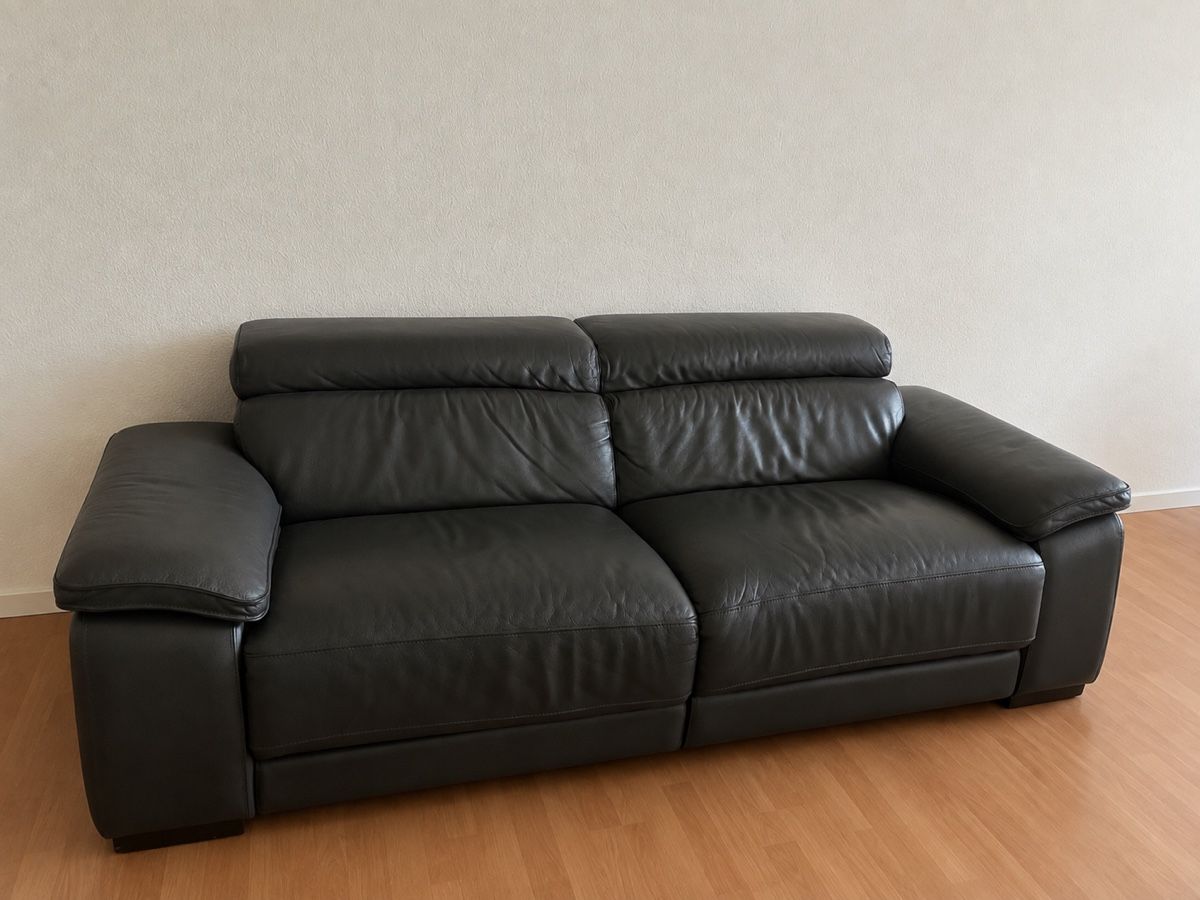 Sofas: 2 echtleder sofa plus ein gratis Tisch – D'occasion à Brügg BE par Melisa_1995