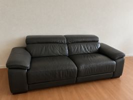 2 echtleder sofa plus ein gratis Tisch
