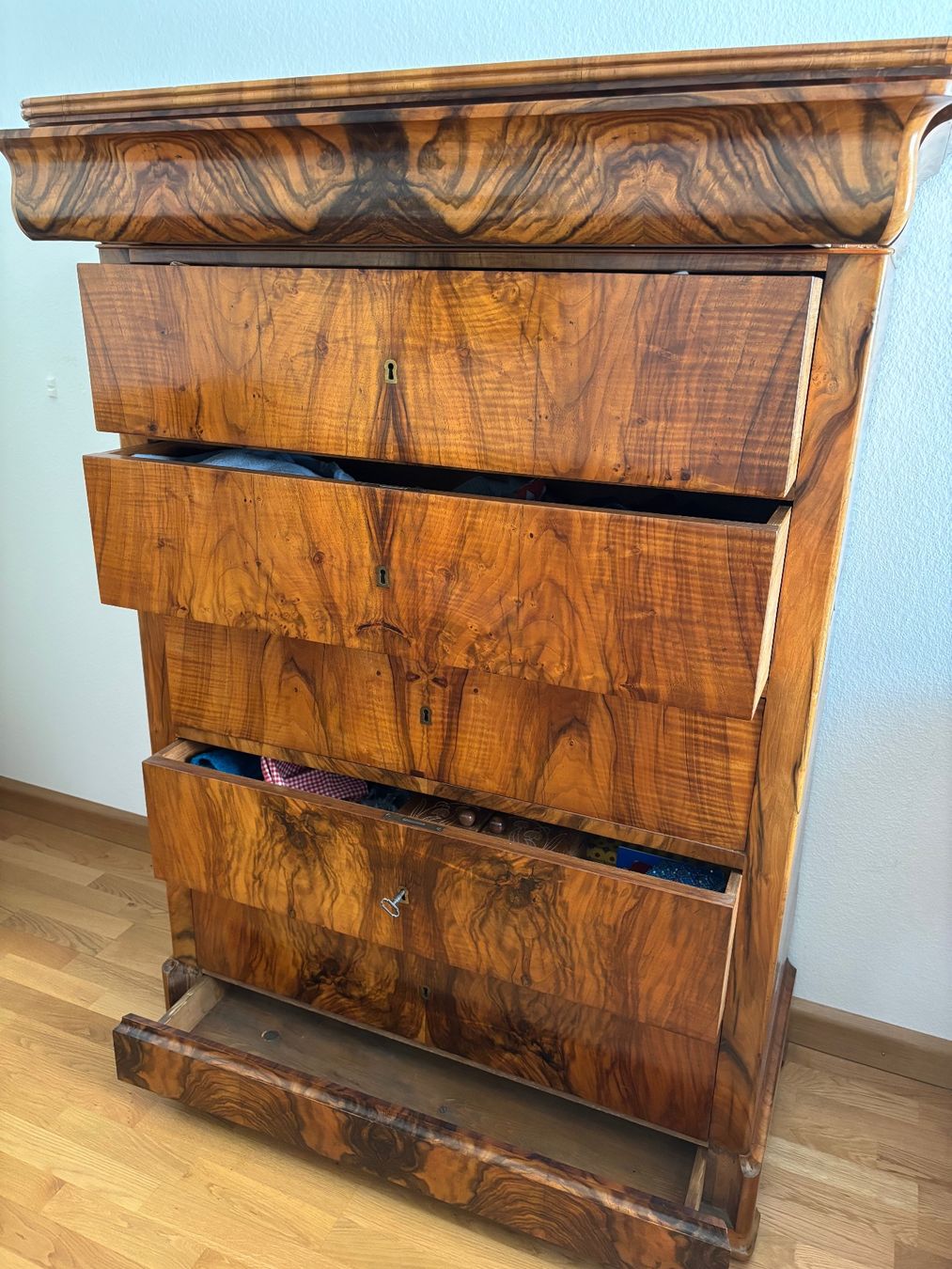 Articoli in legno: Antike Nussbaum Kommode mit Schubladen, schönes Muster,... – Usato da Oberwil BL venduto da severina010 1