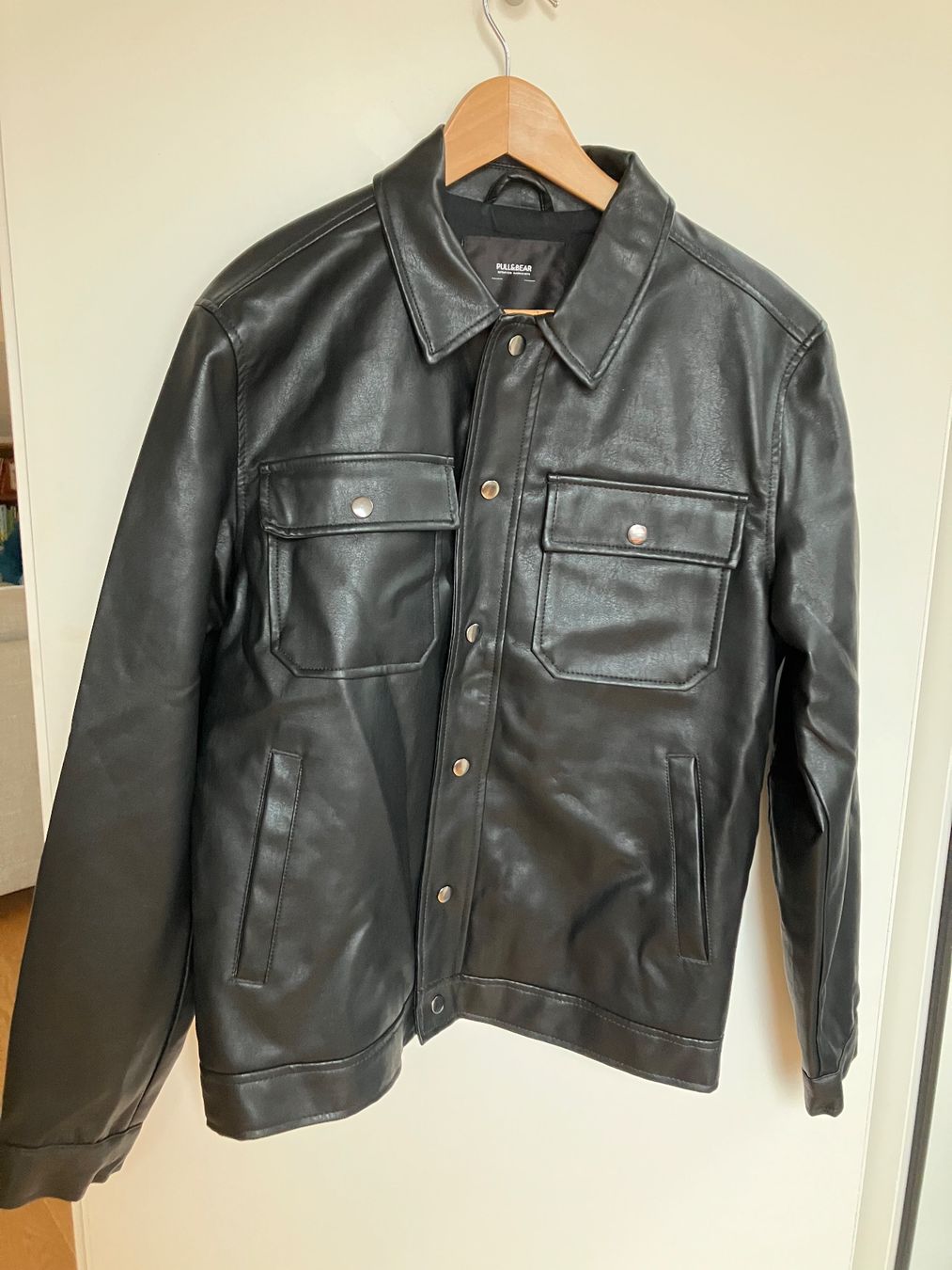 Pull&Bear Giacche: Pull&Bear Herren Jacke in Lederoptik, Grösse M - Top! – Usato da Basel venduto da jon_8csg