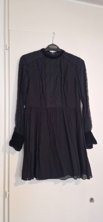 Robe noire Zara, détails dentelle - Élégante et stylée!