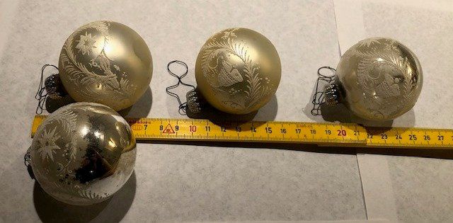 Tutte le decorazioni: 4 Stück weiss/ silberfarbene Weihnachtskugeln mit Glitter – Usato da Gossau/ZH venduto da amazonas66 1