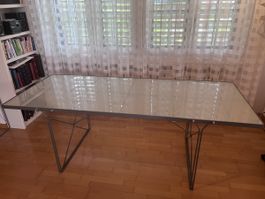 Glastisch mit Metallrahmen grau