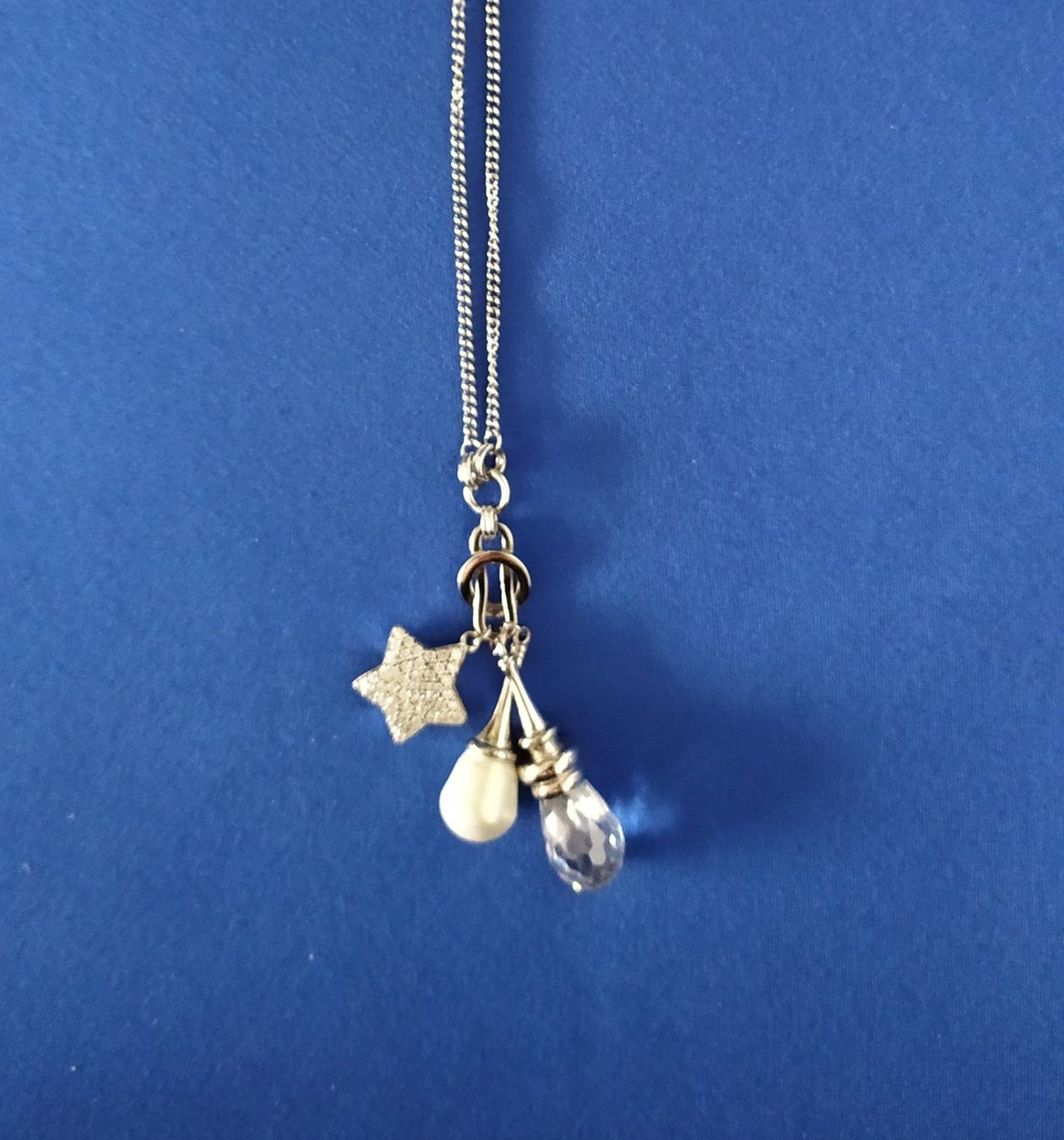 Catenine: Longue chaînette avec 3 pendentifs – Nuovo (secondo la descrizione) da Chezard St-Martin venduto da Loucail 4