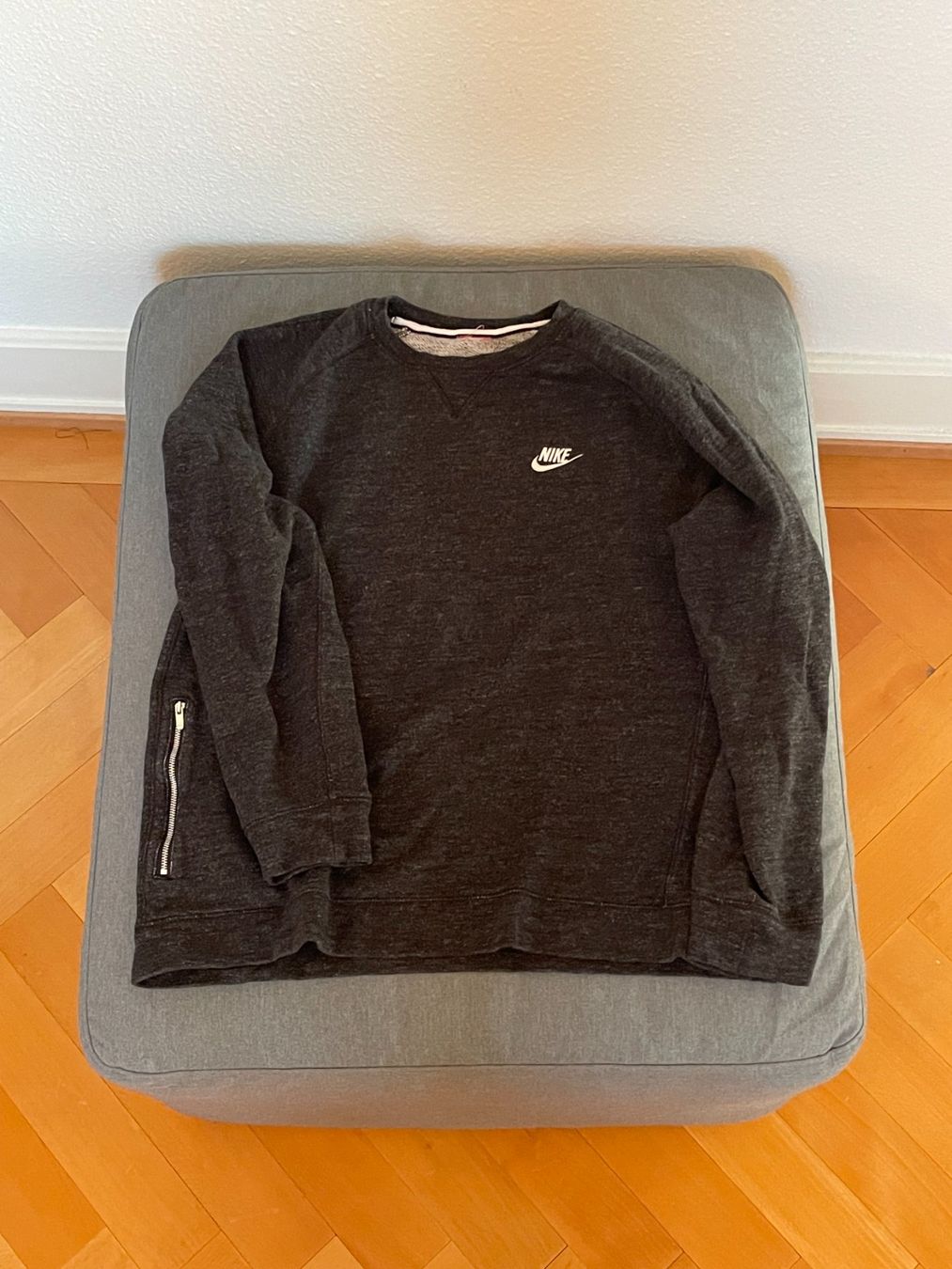 Nike Maglioni & Felpe: Pull Nike gris foncé – Taille L – Usato da Lausanne venduto da verde34256789