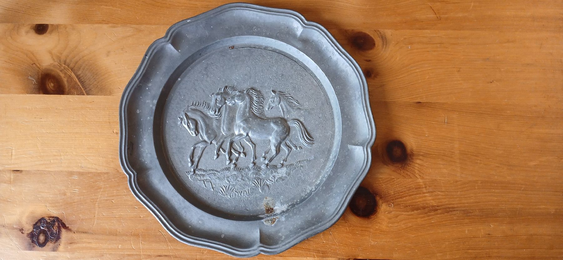 Toutes les décorations: 2 Zinn Teller mit Relief – D'occasion à Maloja par ato85 4