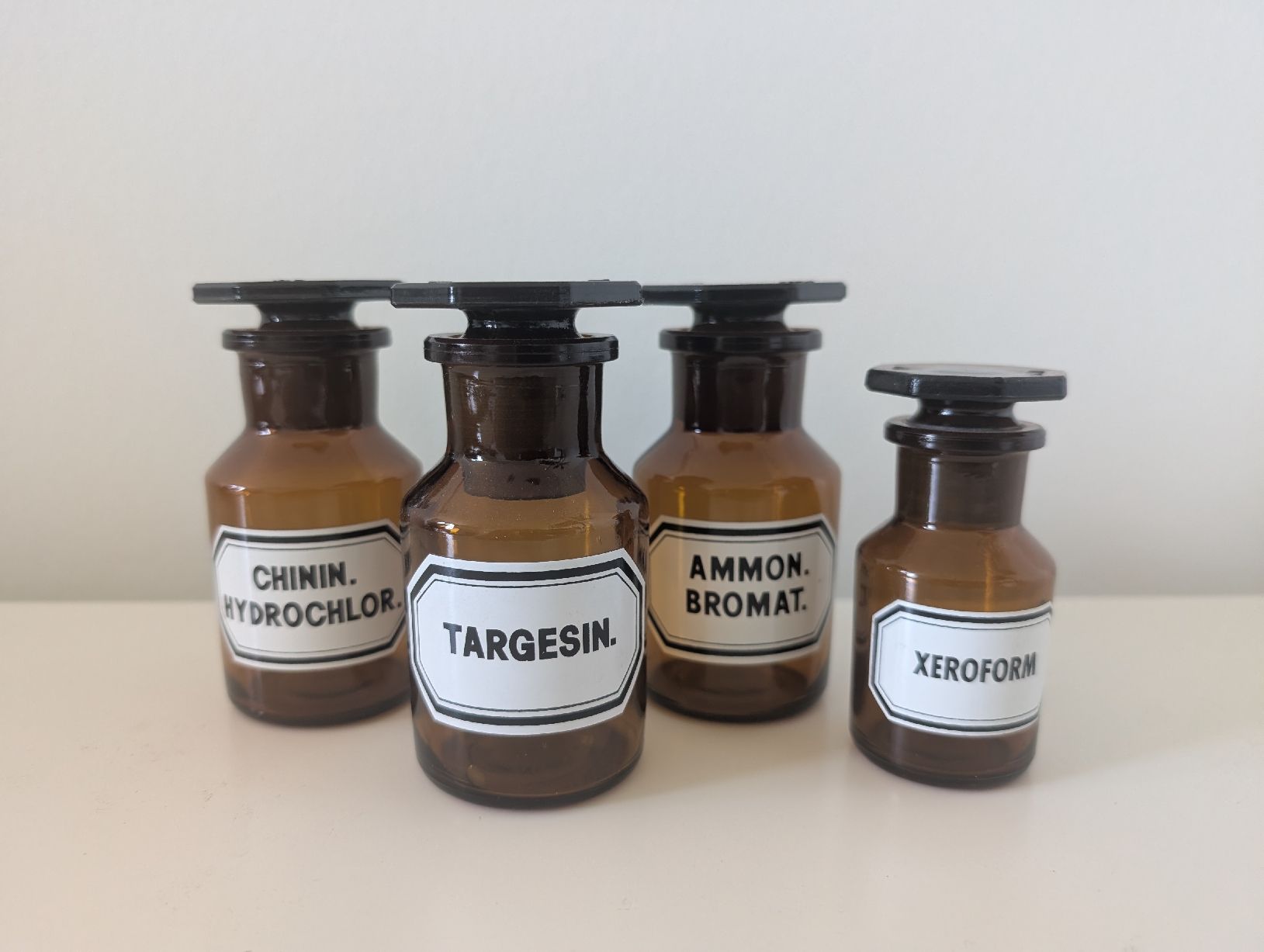 Laborzubehör: 4 Apothekerflaschen Glas – Gebraucht aus Widnau von angiel02