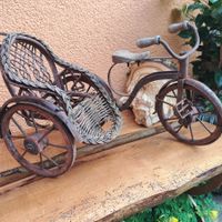 Rostiges Deko Dreirad aus Metall mit Korb für Garten, Balkon