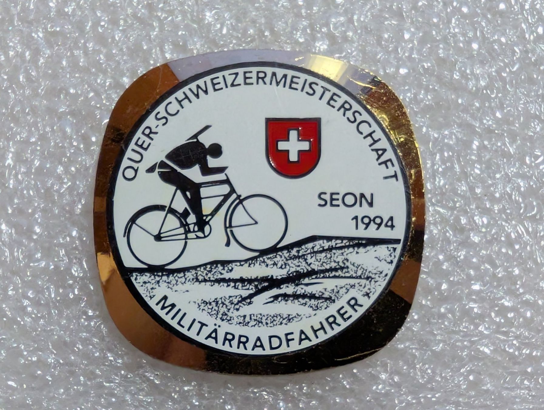 Plaketten & Abzeichen: Ansteckpin 263: Quer Schweizermeisterschaft – Gebraucht aus Oppligen von Pin-Fall-Shop