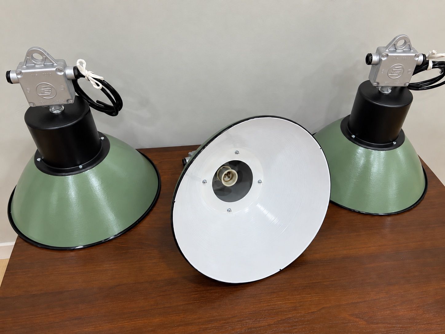 Lampade: 3 alte mintgrün Industrielampen – Usato da Zweisimmen venduto da Belinator1969 2