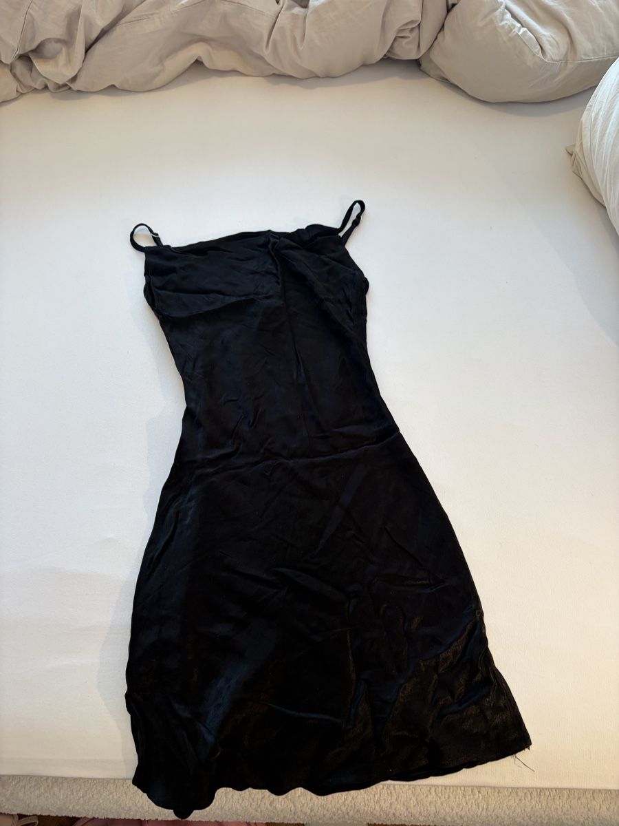 Bershka Kleider: Robe courte noire satin – Neu (gemäss Beschreibung) aus Pully von ari_78pk