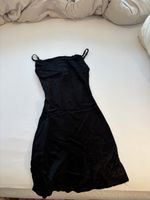 Robe courte noire satin