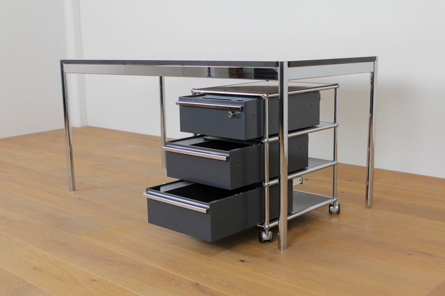 USM Scrivanie: USM Haller Paket Arbeitsplatz: Tisch & Korpus – Usato da Affoltern am Albis venduto da ModulaireAG 2
