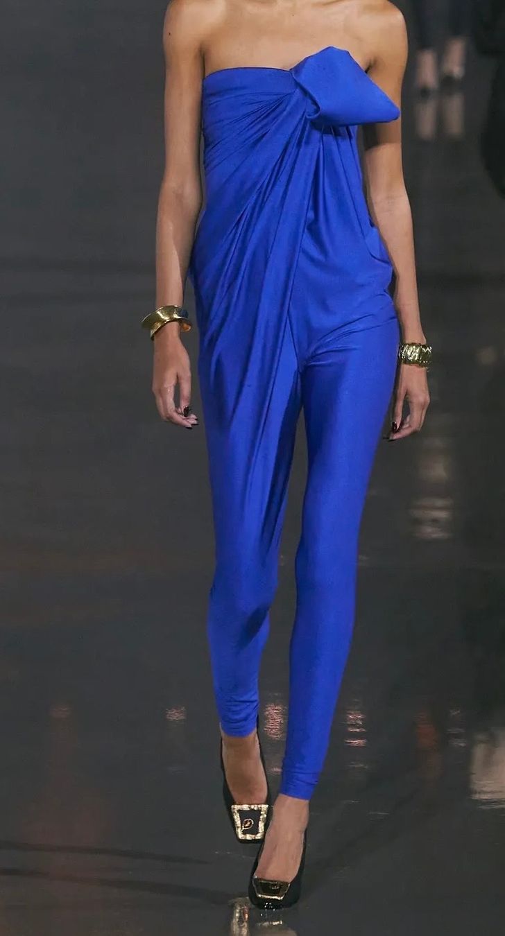 Saint Laurent Tute: Saint Laurent, combinaison bleue bustier, S – Usato da Genève venduto da dachaw