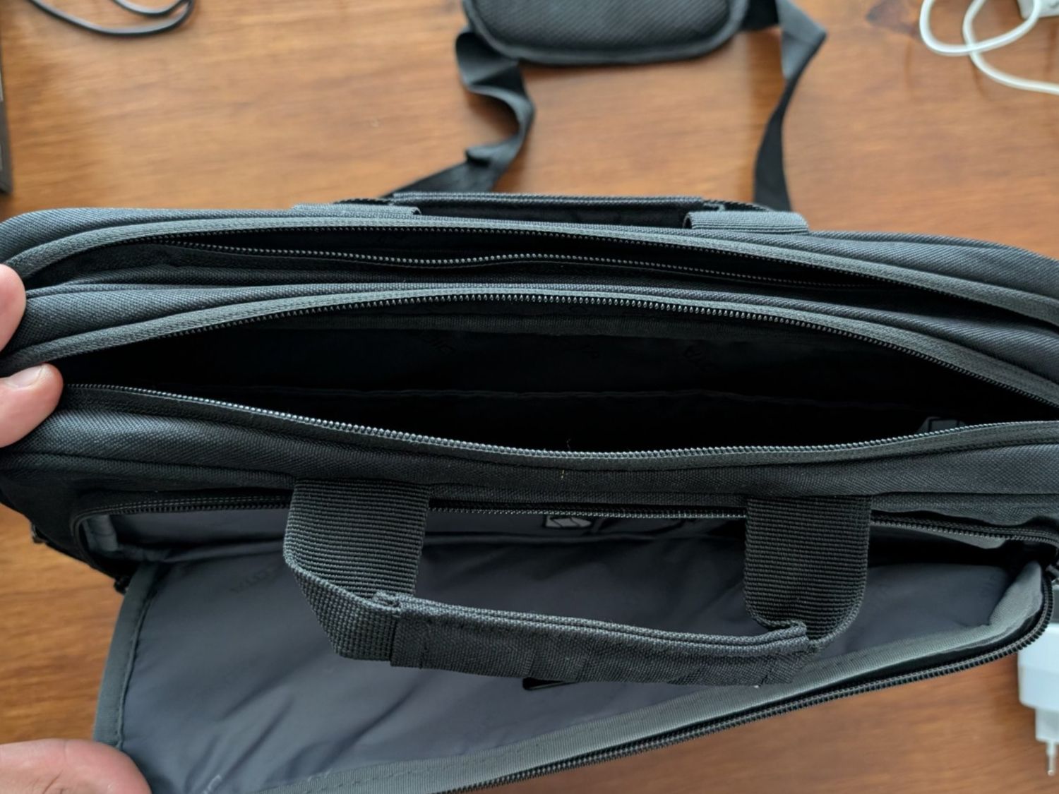 Taschen: Dicota Laptoptasche – Gebraucht aus Winterthur von desint. 1