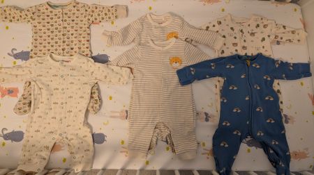 Set aus 6 süßen Baby-Schlafanzügen / Stramplern