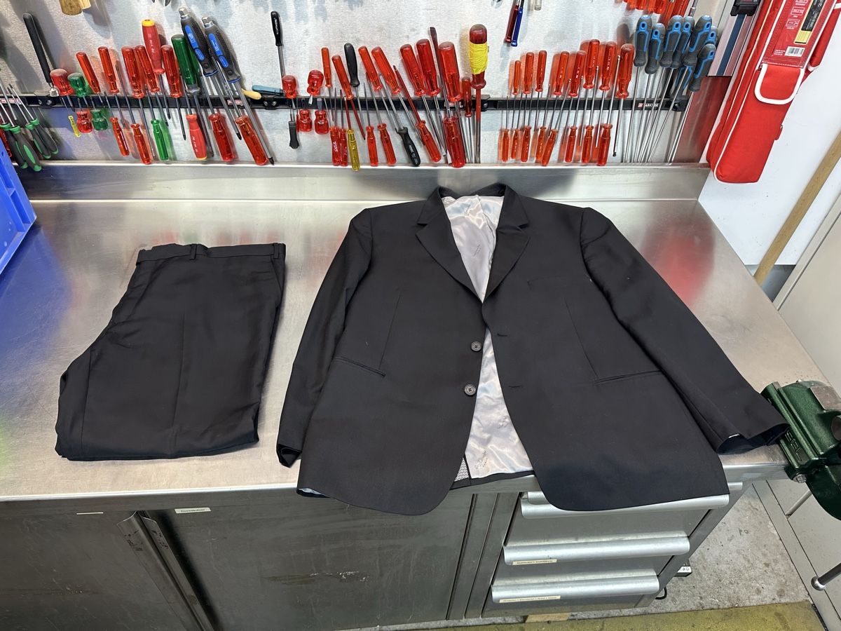 Completi, tute sportive e funzionali: Anzug Herren Guy Laroche schwarz – Usato da Schwende venduto da weesli