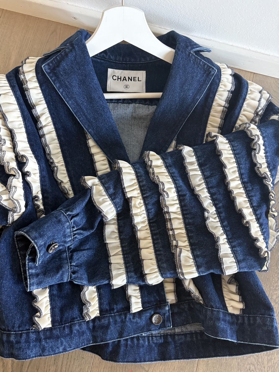 Chanel Giacche: Chanel Denim Jacket with Ruffles – Usato da Nyon venduto da My_wardrobe 5