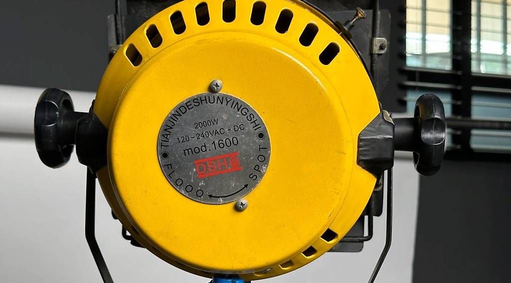 Lampen: 2 projecteurs de 2000 watt chacun – Gebraucht aus le grand-saconnex von Giulma 1