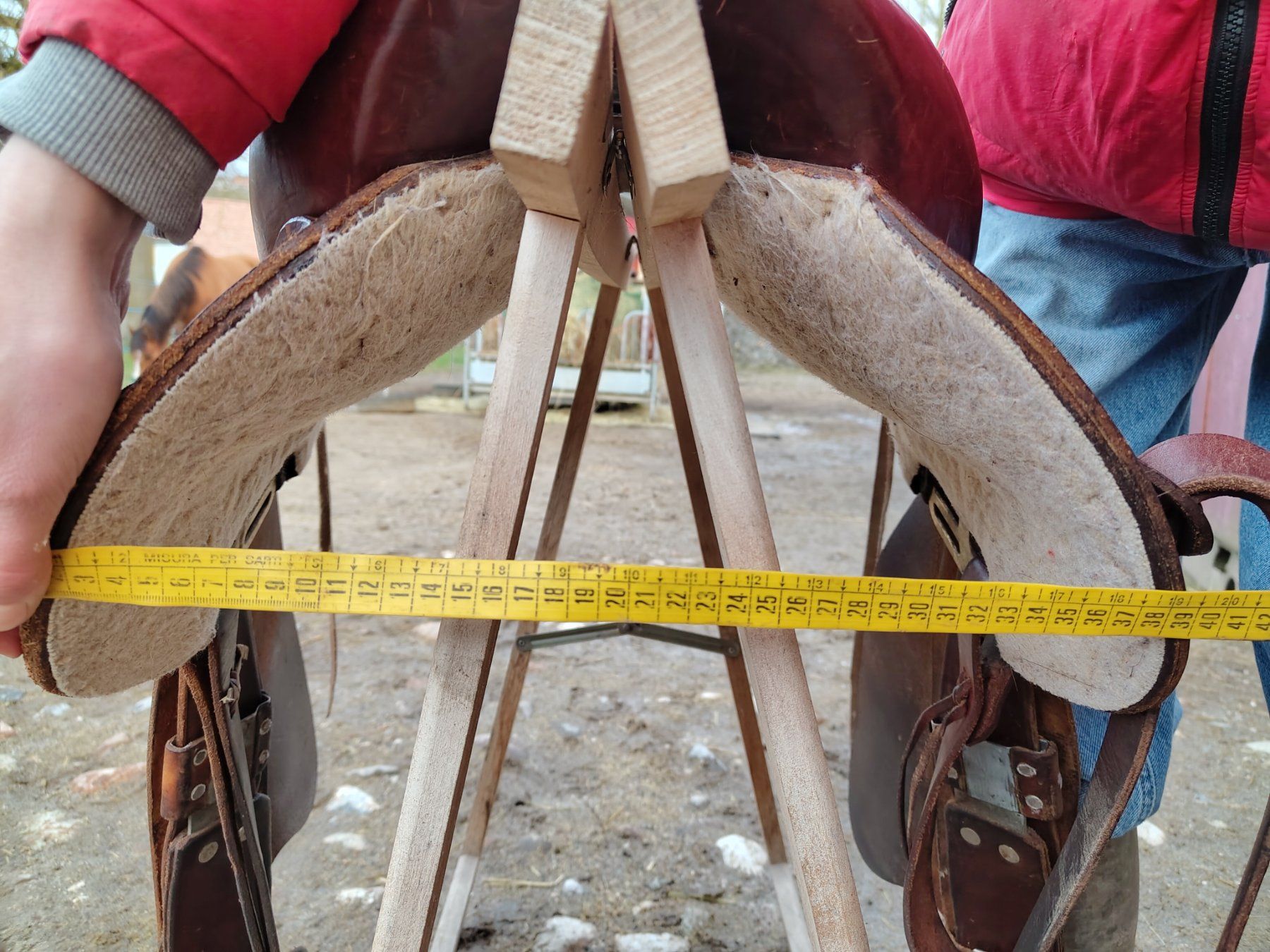 Selles, accessoires: Selle western large et courte brune – D'occasion à Valeyres-sous-Rances par frehos 1
