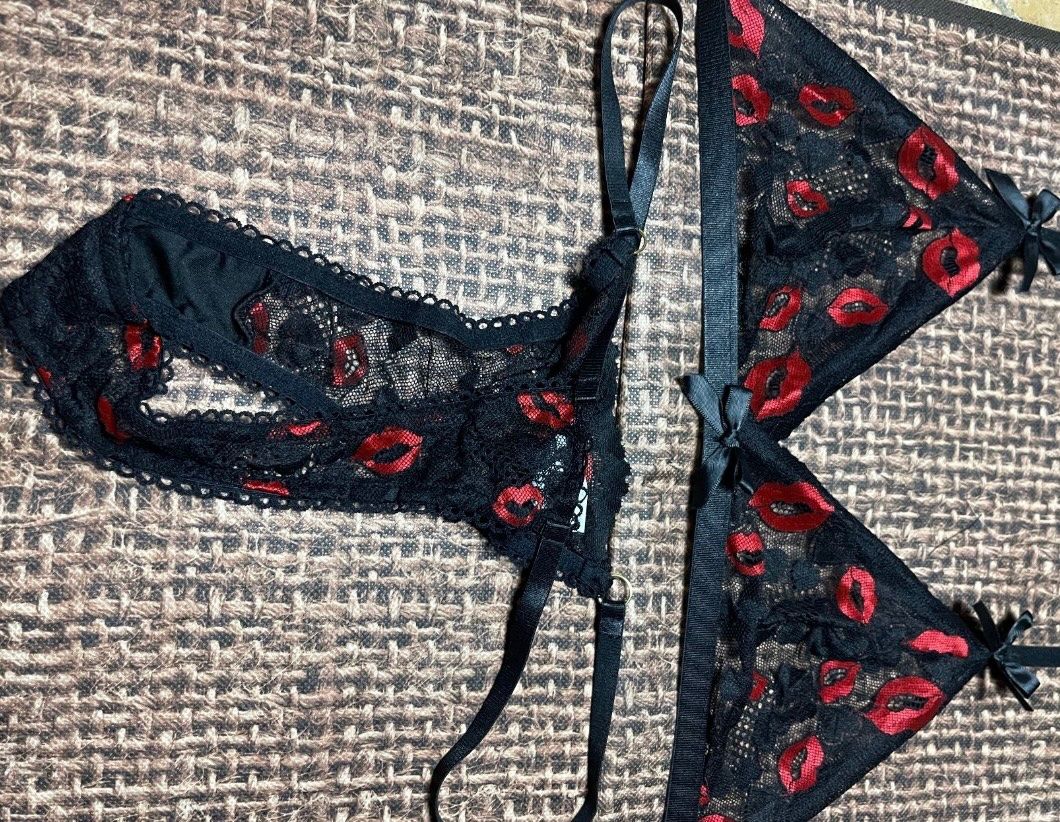 Altra biancheria intima: Completo intimo nuovo con pizzo nero e decoro baci rossi – Nuovo e nell'imballaggio originale da Locarno venduto da Fixed8 1