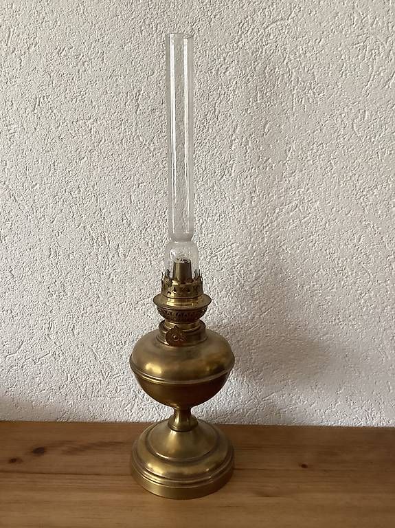 Lampes: Petrollampe mit Messingfuss antik.  – D'occasion à Küttigen par Zorro1