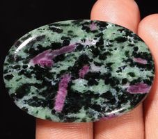 Cabochon L-3804 – Rubin Zoisit 109,65 Karat – 45X31X7mm