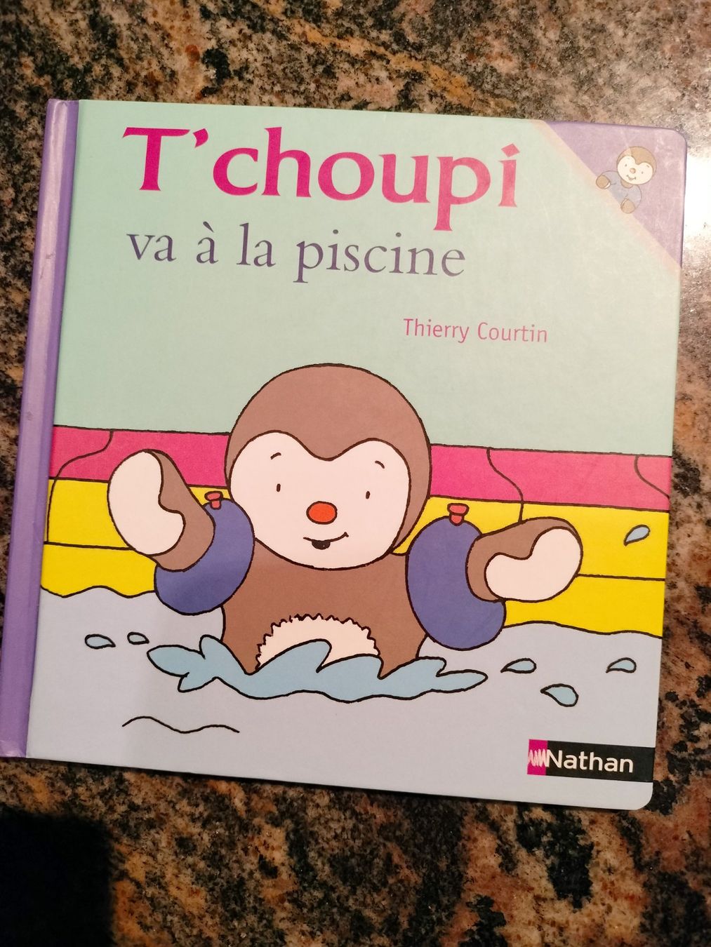 Bücher: T'choupi va à la piscine – Gebraucht aus Cortaillod von rozinna
