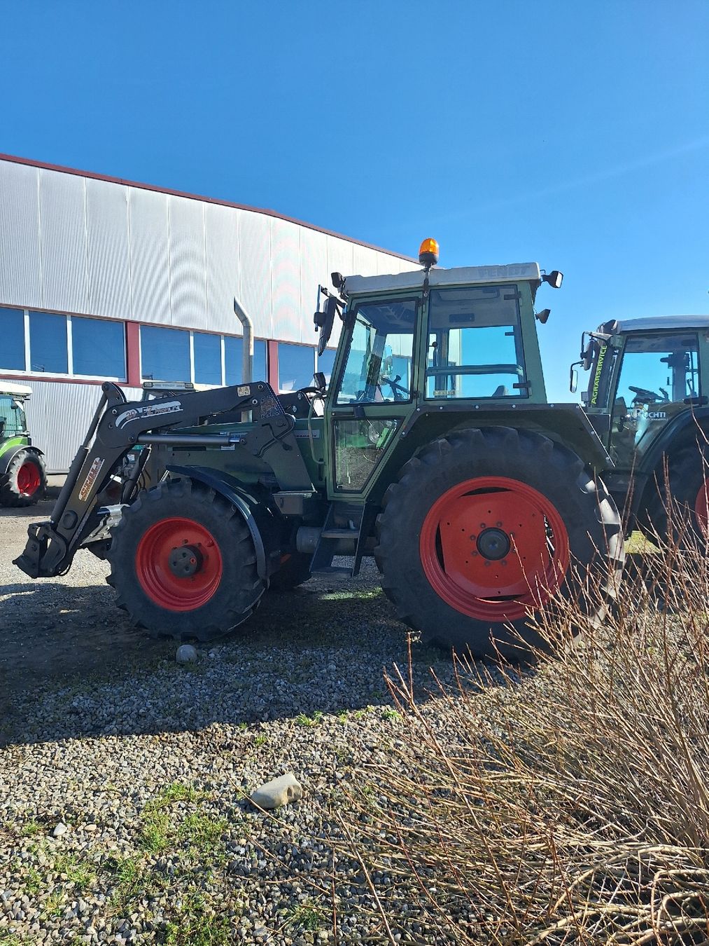 Fendt Trattori: Traktor Fendt 304 LSA mit Frontlader – Usato da Thundorf venduto da MFrick01