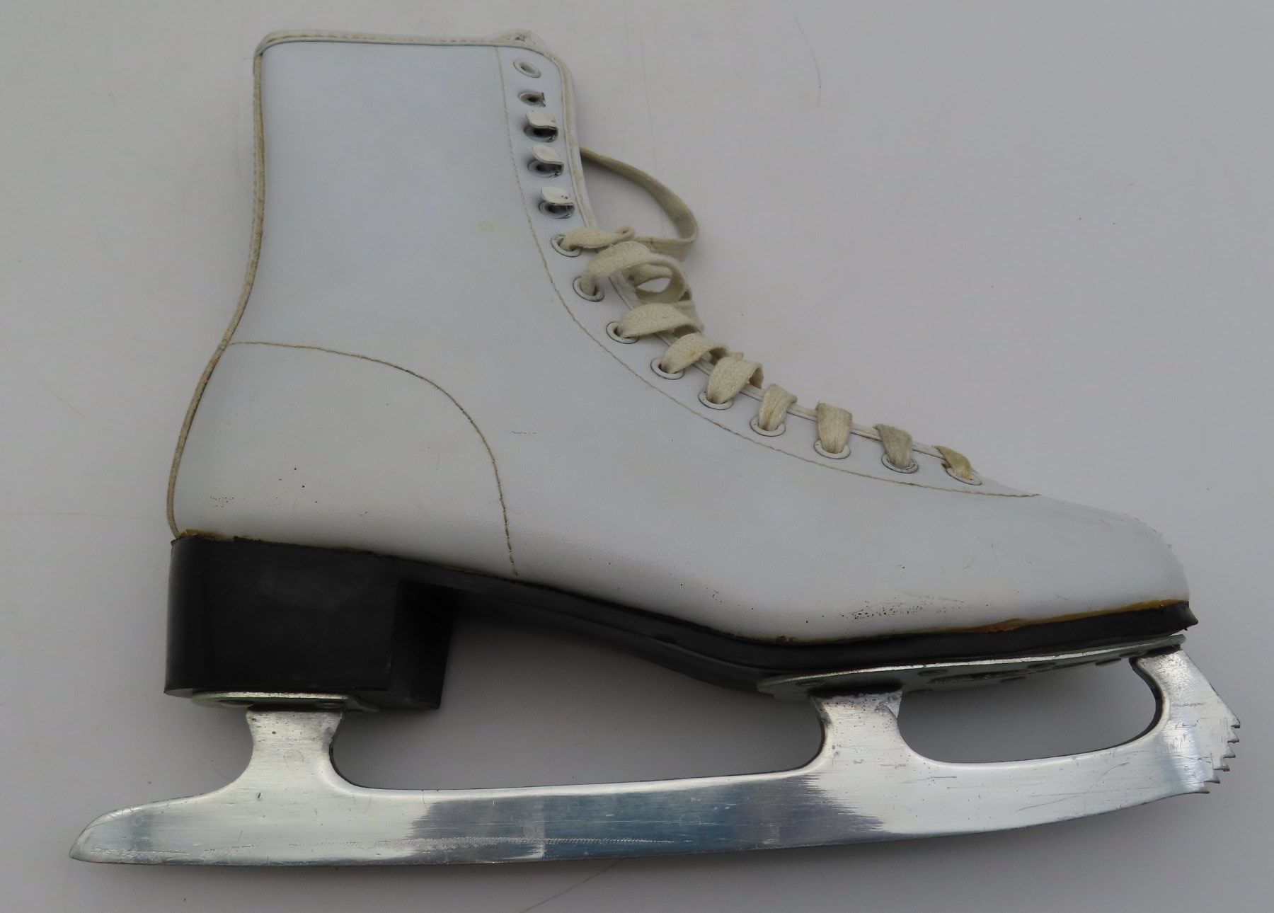 Pattini da ghiaccio: Eiskunstlauf-Schlittschuhe + Tasche – Usato da Reinach BL venduto da WBZ-Flohmarkt 3