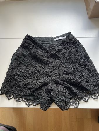 Short noir de telle taille 38 avec soie à l’intérieur