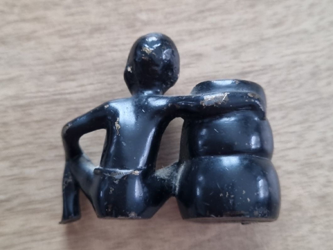 Figuren: FIGUR Junge sitzend patiniert Deko – Gebraucht aus Schöftland von aiiko 1