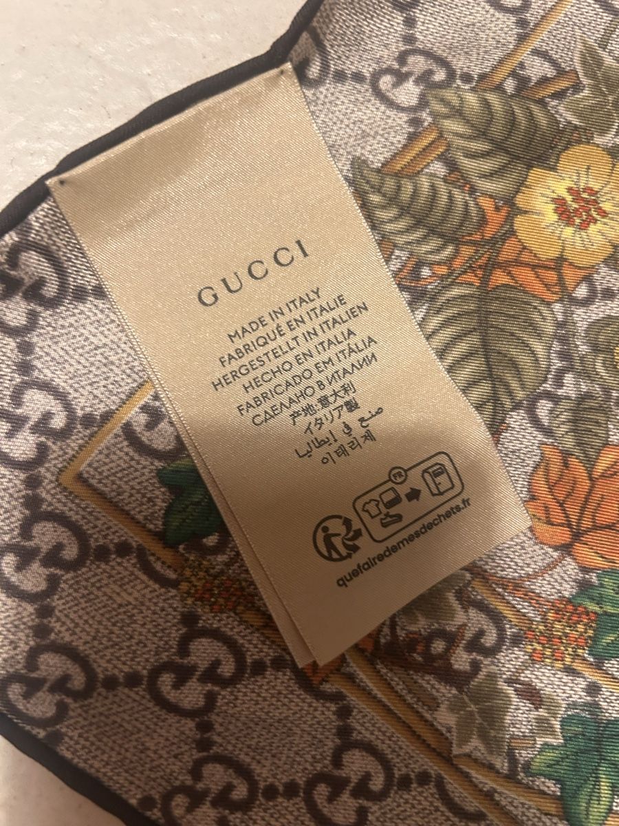 Gucci Foulard & Sciarpe: Gucci Seidentuch mit Blumenmuster, neu! – Nuovo (secondo la descrizione) da Zürich venduto da Elizabeth_2652 2