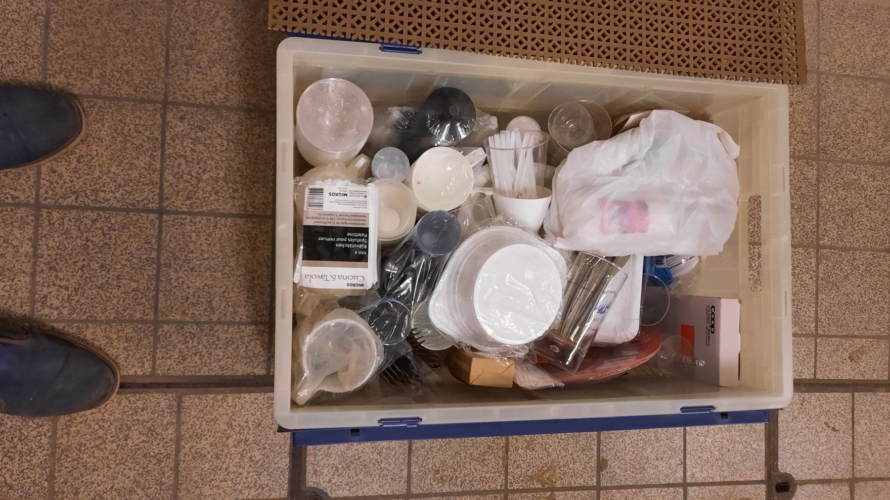 Set di piatti: Einweggeschirr – Nuovo e nell'imballaggio originale da Kilchberg ZH venduto da Ernzi47 6