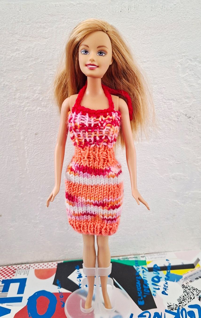 Bambole: Barbie Kleid neu und handgestrickt. – Nuovo e nell'imballaggio originale da Zug venduto da Areta