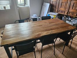Tisch Holz-Metall mit Metalstühlen